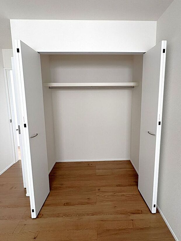 【収納】☆クローゼット(6帖洋室)☆容量大きめなので、お部屋がすっきり片付きます♪