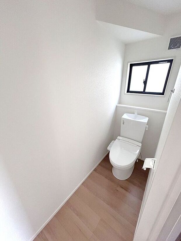 【トイレ】☆トイレ☆明るく清潔感のあるトイレ空間♪来客時にも安心です♪