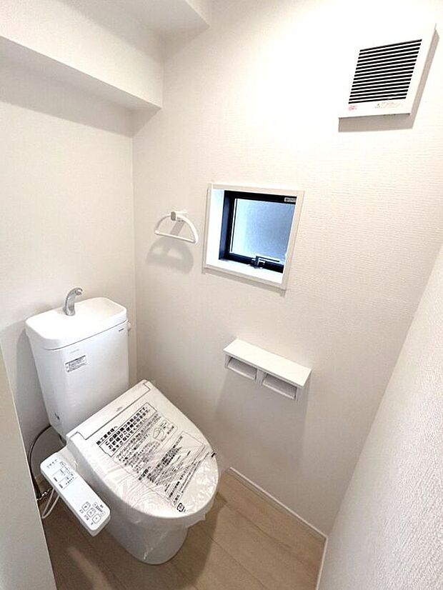【トイレ】☆トイレ☆忙しい朝も安心の各階設置♪冬場特に重宝する温水便座機能付き♪小窓が付いているので換気もしっかり行えます♪