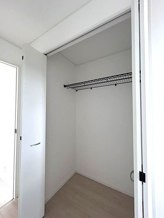 【収納】☆クローゼット(7.0帖洋室)☆容量大きめなので、お部屋がすっきり片付きます♪