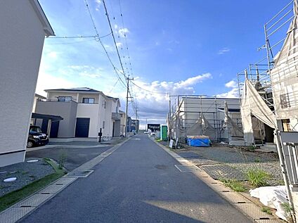 前面道路含む外観