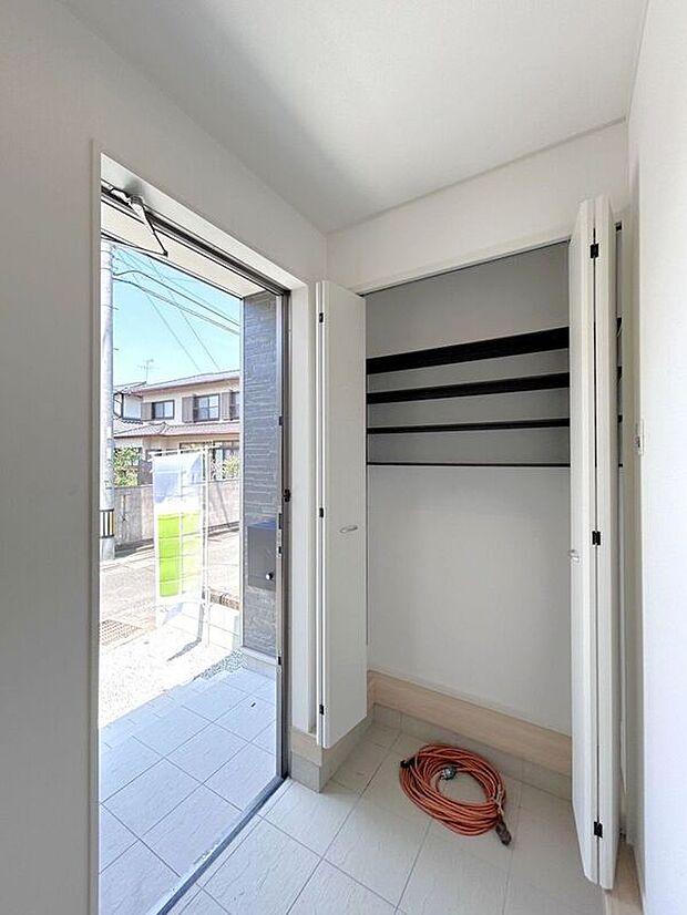 【玄関】☆シューズボックス☆高さ調節のできる便利な可動棚付き♪散らかりがちな玄関もスッキリ片付きます♪