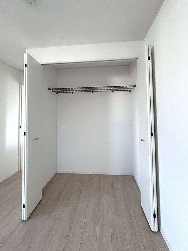 【収納】☆クローゼット(9.5帖洋室)☆容量大きめなので、お部屋がすっきり片付きます♪