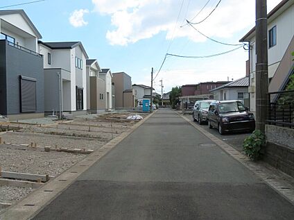 前面道路含む外観