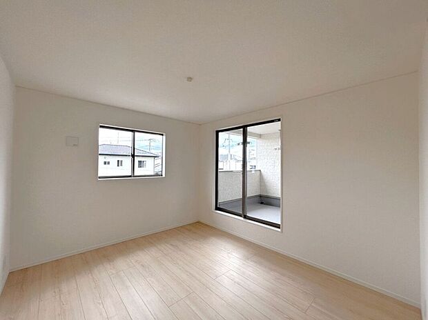 【寝室】☆7.5帖洋室☆バルコニーに面した明るいお部屋♪W.I.Cを備えており主寝室におススメ♪