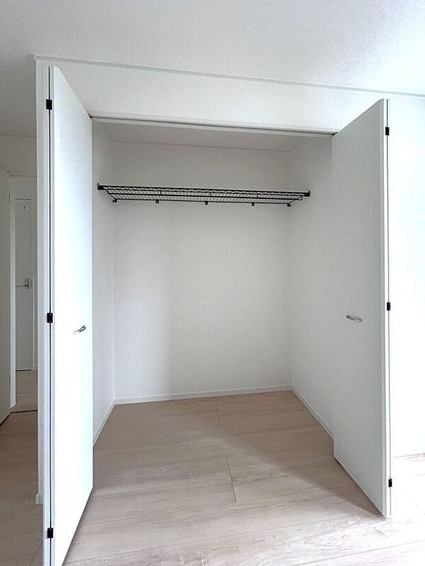 【収納】☆クローゼット(6.5帖洋室)☆容量大きめなので、お部屋がすっきり片付きます♪