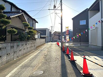 前面道路含む外観