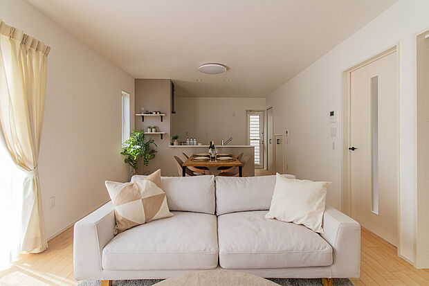 家族が集まるLDKは人気の縦型LDKで陽あたり風通しも良好!!/2号地