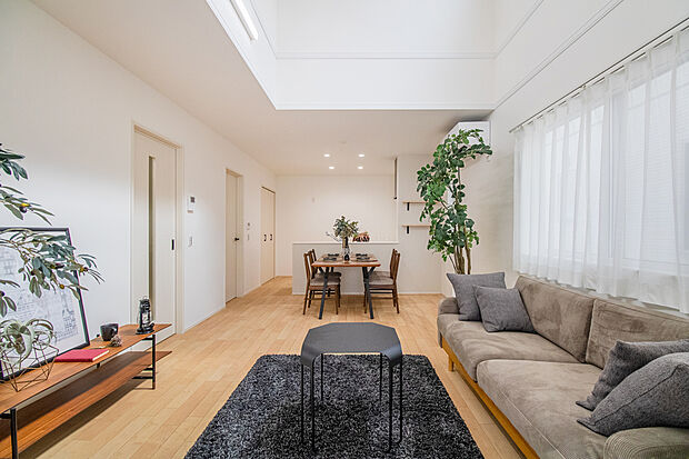 家族団らんがしやすい縦長リビング。和室が隣接しているのでお子様が遊んだりお昼寝するのを見守れるママに嬉しい間取りです/11号地