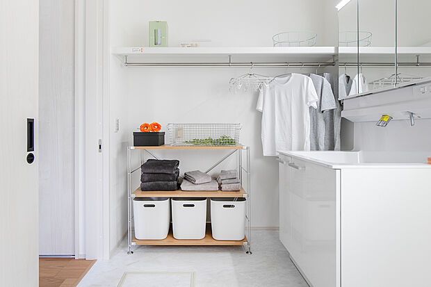 【洗面室】帰宅後のアウター掛けとしても便利!
リビングに服を置きっぱなしにすることなく、スッキリ片付きます♪/7号地