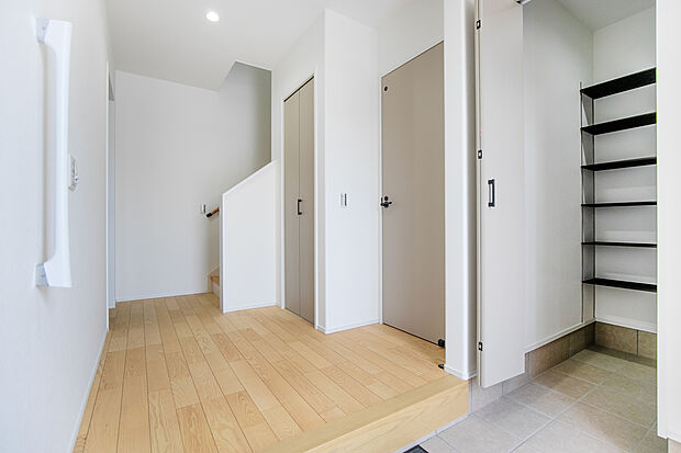 【1号地(玄関)】玄関ホールには、帰ってきてすぐに服がかけれるクロークを設置/１号地