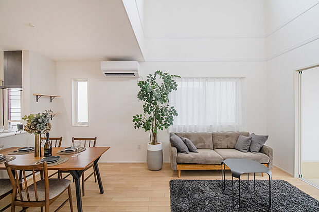 【11号地(LDK)】家族団らんがしやすい縦長リビング。和室が隣接しているのでお子様が遊んだりお昼寝するのを見守れるママに嬉しい間取りです/11号地