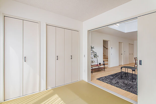 【11号地(ダイニング)】紙畳の和室。抗菌仕様でカビも抑制。お子様が小さいうちは遊びやお昼寝のスペースとして使用できます。散らかりがちなおもちゃもまとめて収納できます。/11号地