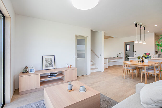 【リビング】ダイニング、リビングで過ごすご家族とコミュニケーションを取りながら家事を進めることができ、毎日の洗い物や食事の用意も楽しいひとときに。/3号地