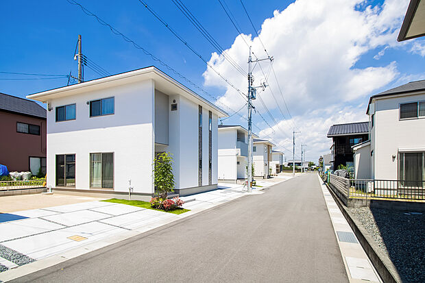 【現地外観写真】スッキリとした白を基調としたシンプルな外観です。前面道路も広く入居者しか使わないので安心♪