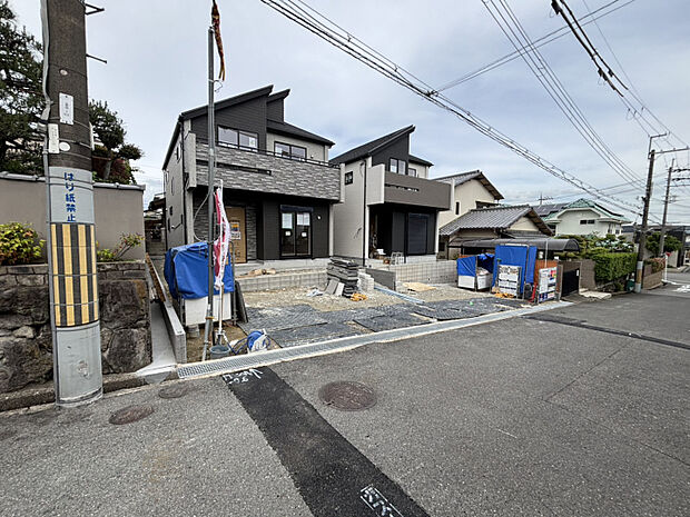 現地外観写真2026年5月撮影　【外観 ｜ （1）号棟】（1）号棟（（2）号棟契約済み）