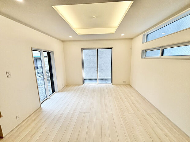 【【LDK17.5帖 ｜ 6号棟】 】南向きのリビング窓から光が入り明るいリビングです