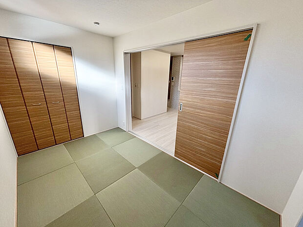 【【洗面台 ｜ 仕様】 】三面鏡付きの洗面化粧台です。シンプルなデザインとお手入れのしやすさ◎