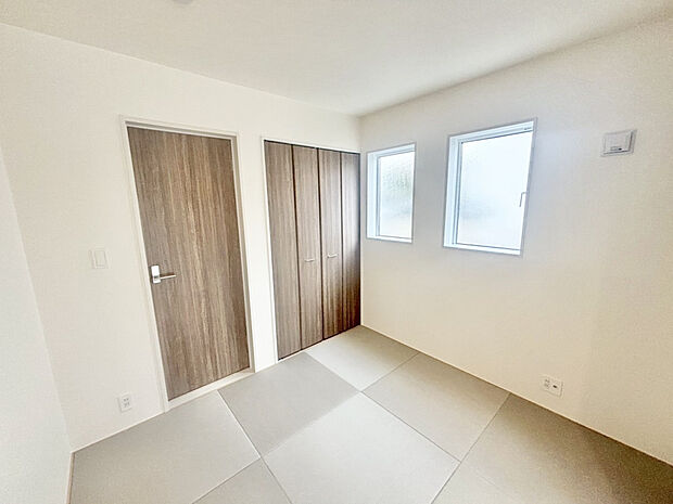 【【和室4.5帖 ｜ (1)号棟】】 リビングと続きの和室は間仕切り扉付きでしっかり閉め切ることもできます！　