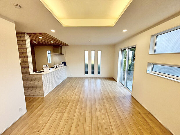 【【LDK21.75帖（パントリー含） ｜ (2)号棟】】南向きのリビング窓から光が入り明るいリビングです 