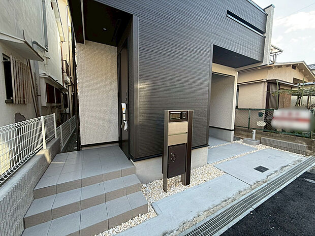 【【外観 ｜ 1号棟】】宅配ボックス付きのポストが備え付けられており不在時でも安心です！