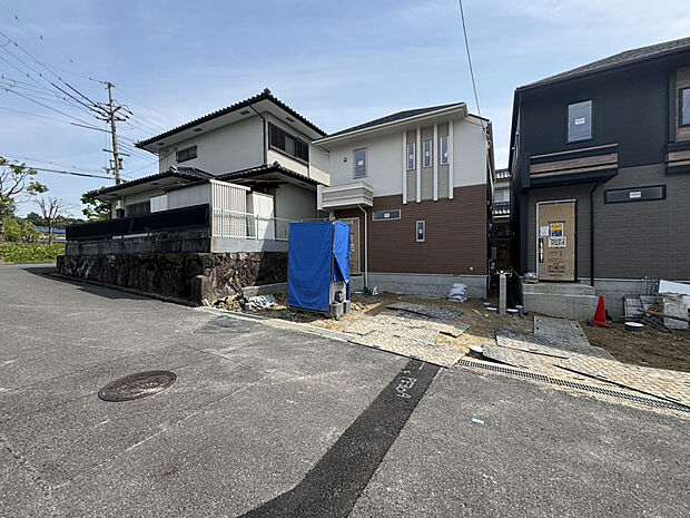 【現地写真2026年5月撮影】前面道路が広く、駐車が苦手な方も安心！　
