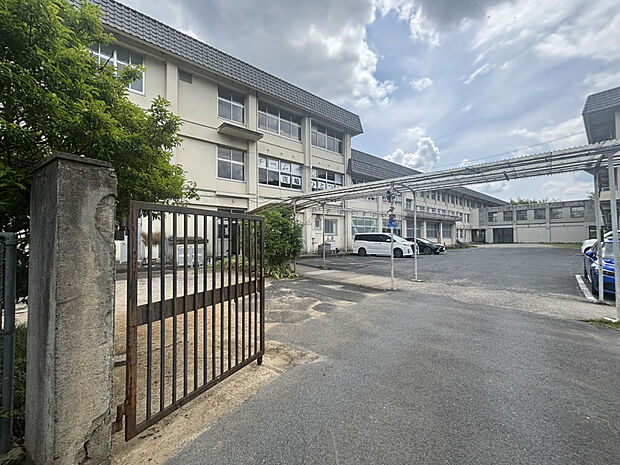 斑鳩中学校（約1,200m）