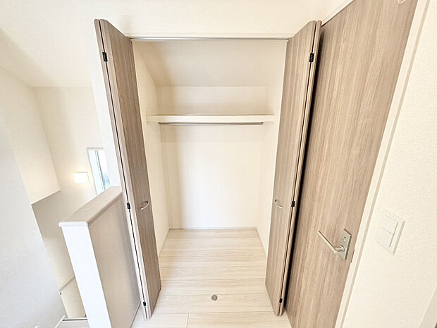 【2階廊下　収納】【廊下収納 ｜ 1号棟】 可能棚があり置きたいものに合わせてサイズを変更できます！