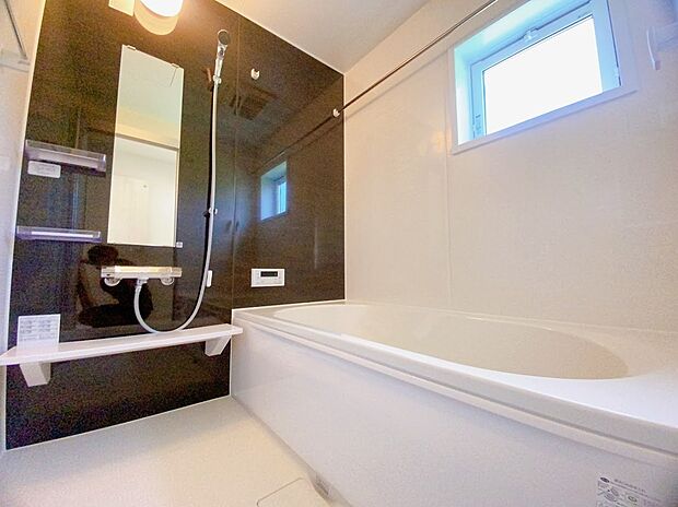 浴室暖房乾燥機能付き。
雨の日のお洗濯も安心です♪
（同社施工事例）