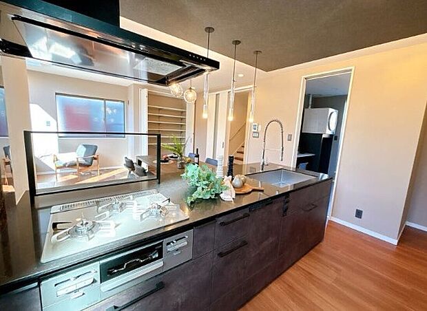 カウンターキッチンなので、お料理をしながらリビングを見渡すことができます◎