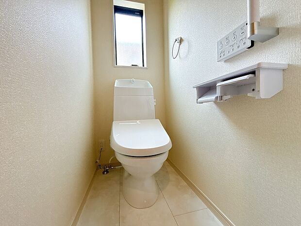 トイレにも窓があり、明るく通風良好です◎(同社施工例)