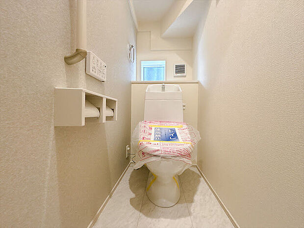 トイレにも窓があり、明るく通風良好です◎