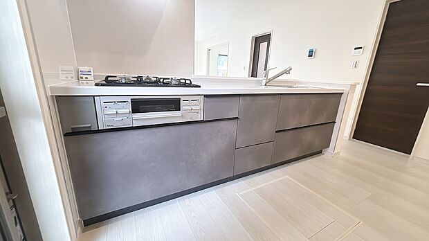 【キッチン】3口コンロなので同時に調理ができ、お料理もはかどります。