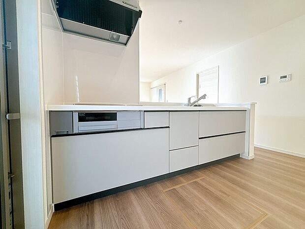 【キッチン】3口コンロなので同時に調理ができ、お料理もはかどります。(5号棟)