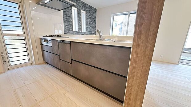 【キッチン】3口コンロなので同時に調理ができ、お料理もはかどります。