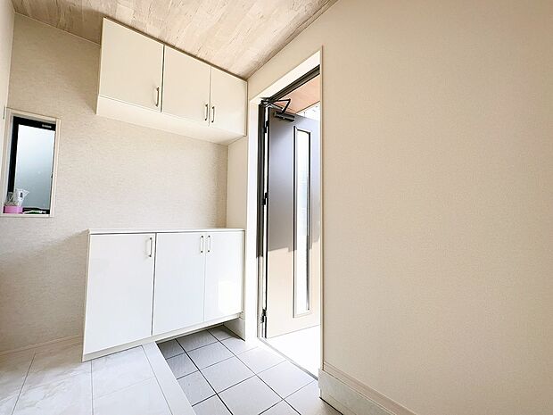 【玄関】光が差す明るい玄関です。（同社施工事例）