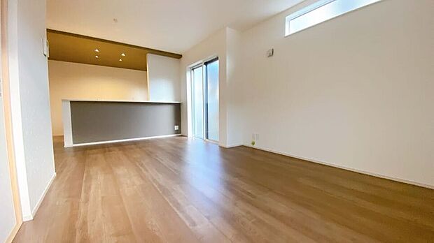 【リビング】日当り良好のリビング。
明るい空間です◎（2号棟）