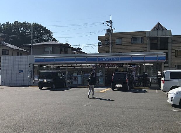 ローソン 学研北生駒駅前店（約220m）