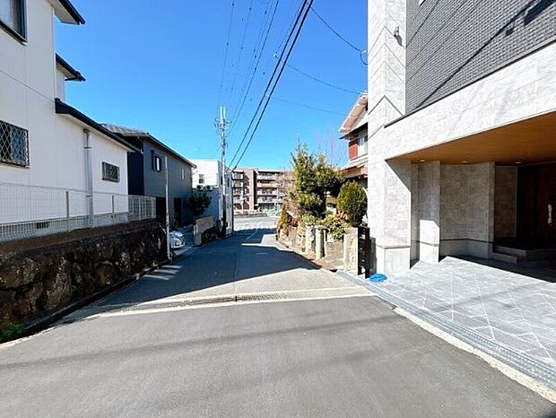 【外観】付近には緑や山など多く、豊かな自然の風景を望んでいただけます◎