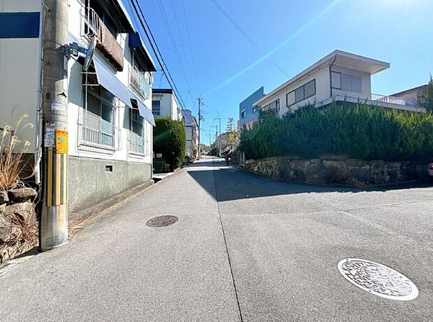 【外観】住宅地のため周辺は車の通行量も少なく、通期・登園・通学・ショッピングなど日々の往来も快適です。