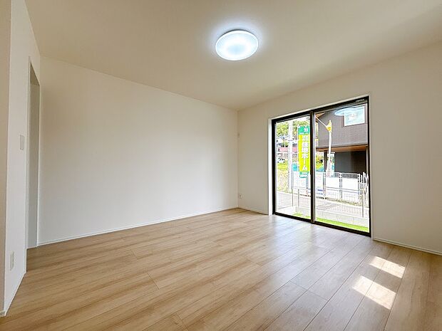 【洋室】どんな家具にもフィットする床材カラーのお部屋です。(O棟)