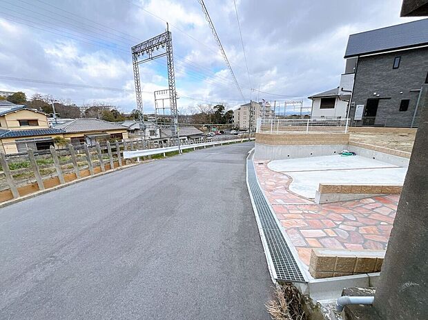 【現地写真】周辺に高い建物がなく日当たり良好な立地です。