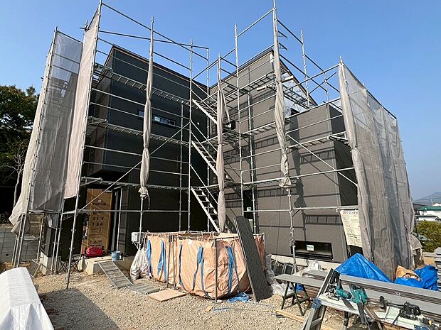 【3号地・外観】
周辺は車通りの少ない閑静な住宅街。穏やかな環境でのびのび子育てが叶います♪「イオンモール香椎浜」まで車で8分と休日のお出掛けも気軽に楽しめます。/2026年3月28日撮影