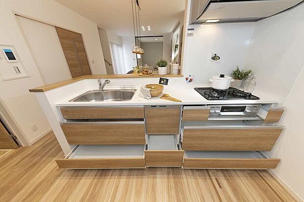 【【施工例/キッチン】】スライド収納は、奥にしまった大きなお鍋もスムーズに取り出せます♪食器洗浄乾燥機付きで、ゆとりの時間が生まれます!