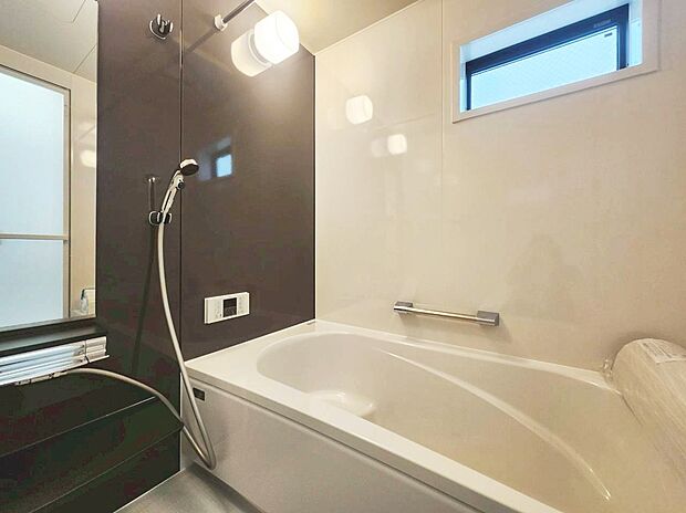 【【浴室】】ダークカラーのアクセントパネルを施した浴室♪
ベンチタイプの浴槽は、その日の気分で半身浴や全身浴も楽しめます！