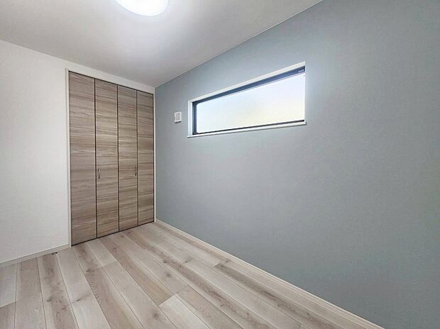 【【洋室/約4.76帖】】2面採光を採用した洋室です。
バルコニーに面していないため、子ども部屋にもおすすめ☆