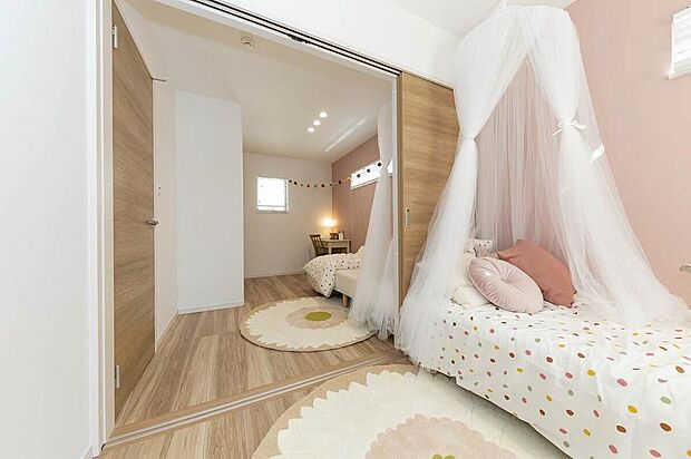 【【洋室/当社施工例】】引き戸で仕切ることが可能な洋室。ご家族の成長やライフスタイルの変化に合わせてフレキシブルに使用できます☆