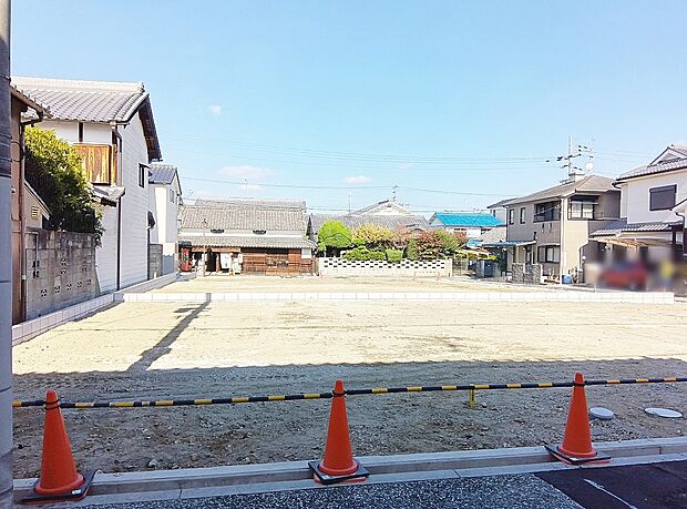 【【現地写真】】周辺は戸建てが建ち並ぶ、落ち着いた住宅地です。穏やかな暮らしが叶います。ご見学に関するお問い合わせ、お待ちしております。