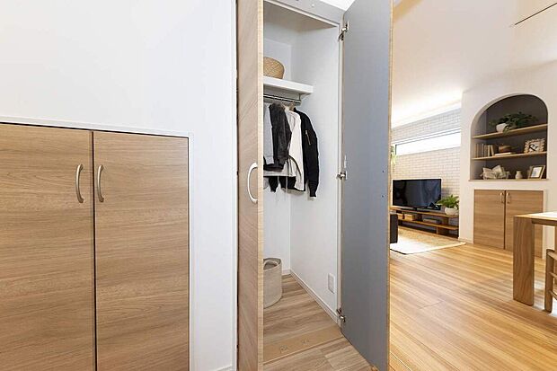 【【当社施工例】】帰宅動線にクローゼットがあれば、外のホコリや花粉などを室内に持ち込みません!