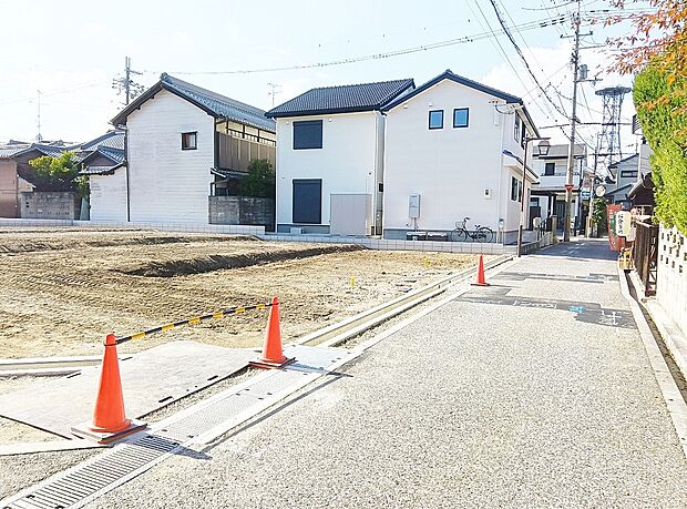 【【現地写真】】閑静な住宅街に位置しながらも、買物施設が徒歩10分圏内に揃っており、暮らしやすい環境です！